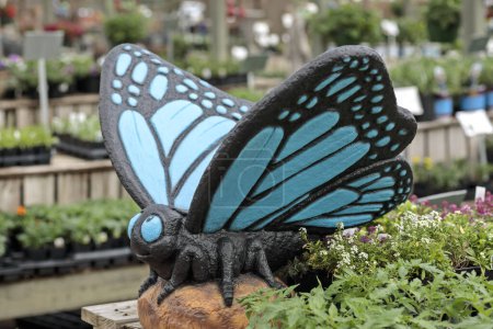 Sculpture de papillon géant utilisée comme décoration de jardin
