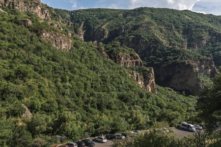 Kloster Geghard, Armenien - 24. Juni 2023: Parkplatz bergab, am Fuße des Berges. Blick vom Kloster. Provinz Kotayk in Armenien. Kaukasus-Region.