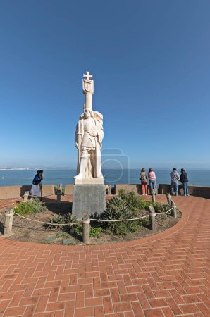 Foto de Point Loma, San Diego, California - 16 de marzo de 2023: La estatua de Juan Rodríguez Cabrillo domina la bahía de San Diego. Monumento Nacional Cabrillo. - Imagen libre de derechos