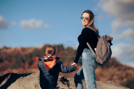 Glückliche Mutter und Tochter reisen gemeinsam in den Urlaub 