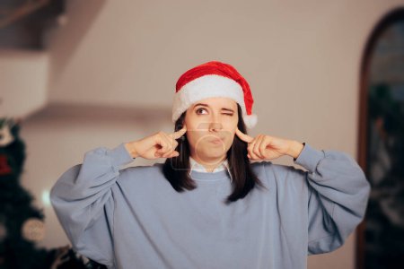 Téléchargez les photos : Femme stressée couvrant ses oreilles fatiguée des chansons de Noël - en image libre de droit