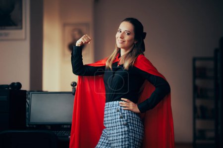 Foto de Feliz empresaria superhéroe con un cabo rojo en la oficina - Imagen libre de derechos
