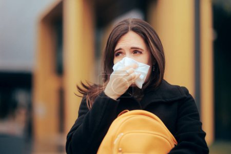 Foto de Mala mujer sonándose la nariz sufriendo de un resfriado estacional - Imagen libre de derechos