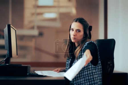 Téléchargez les photos : Femme d'affaires assise à son bureau Remise d'un contrat - en image libre de droit