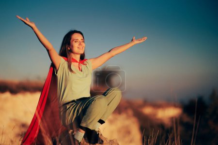 Téléchargez les photos : Insouciante Super Woman Outreaching Arms En plein air dans la nature - en image libre de droit
