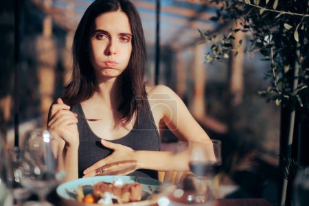 Téléchargez les photos : Malheureux femme se sentant malade après avoir mangé gâtée Restaurant Nourriture - en image libre de droit