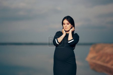 Téléchargez les photos : Calme Serene Femme enceinte Voyager dans la nature - en image libre de droit
