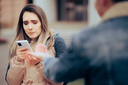 Téléchargez les photos : Jealous Woman Checking the Phone of Her Boyfriend Invading Privacy - en image libre de droit