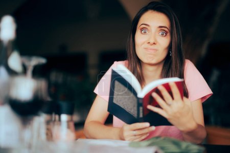 Téléchargez les photos : Funny Surprised Woman Reacting to a Bad Book Plot - en image libre de droit