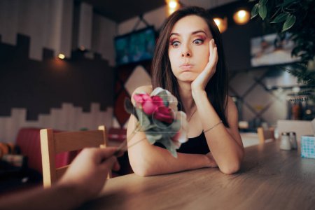 Téléchargez les photos : Surprised Woman Receiving Flowers on the First Date in a Restaurant - en image libre de droit