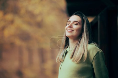 Foto de Mujer feliz respirando aire fresco en su balcón - Imagen libre de derechos