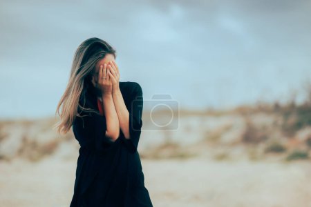 Foto de Mujer infeliz llorando y llorando sintiéndose deprimida - Imagen libre de derechos