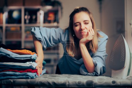 Frau hat keine Lust, einen Haufen Kleidung zu bügeln