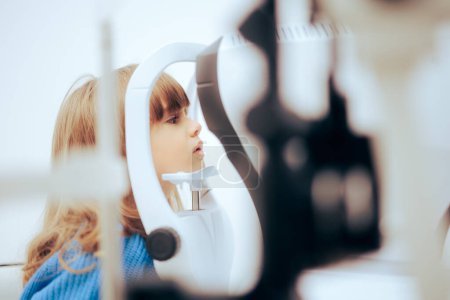 Téléchargez les photos : Petite fille pendant l'examen des yeux avec un microscope à lampe à fente - en image libre de droit
