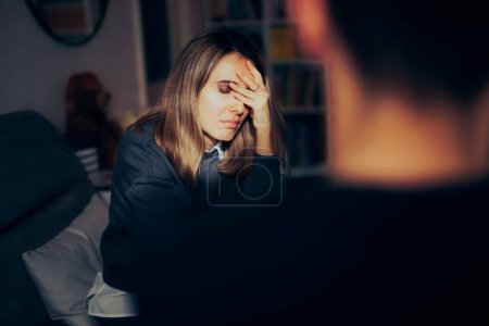 Traurige unglückliche Frau trennt sich nach Diskussion von ihrem Partner 