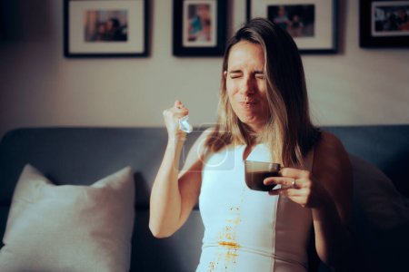 Téléchargez les photos : Femme renverser du café chaud sur sa robe blanche préférée - en image libre de droit