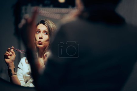 Téléchargez les photos : Vain riche femme essayer sur bijoux dans le miroir - en image libre de droit