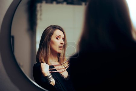 Téléchargez les photos : Vain riche femme essayer sur bijoux dans le miroir - en image libre de droit