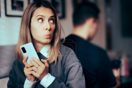 Curiosa novia espiando a su pareja enviando mensajes de texto a otras mujeres