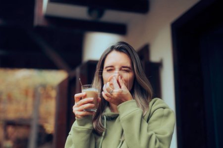 Téléchargez les photos : Femme ne supportant pas l'odeur de la boisson caféine - en image libre de droit