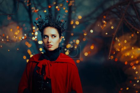 Téléchargez les photos : Portrait de la méchante reine debout dans l'obscurité - en image libre de droit