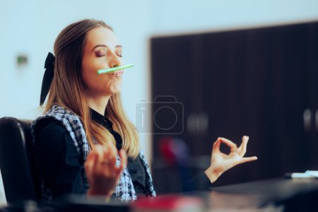 Foto de Mujer de oficina Equilibrando una pluma bajo su nariz en el ejercicio de respiración - Imagen libre de derechos