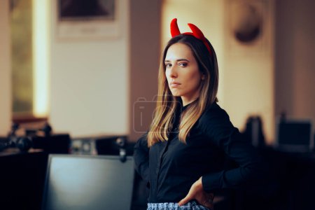 Téléchargez les photos : Patron moyen portant des cornes diaboliques au bureau avec une attitude condescendante - en image libre de droit
