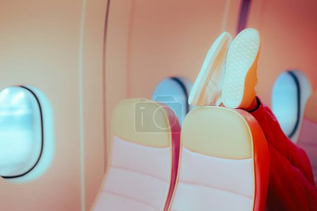 Foto de Rudo pasajero poniendo sus zapatos en el asiento delante - Imagen libre de derechos