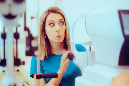 Téléchargez les photos : Femme pendant l'examen de la vue avec l'ophtalmologiste dans une clinique - en image libre de droit