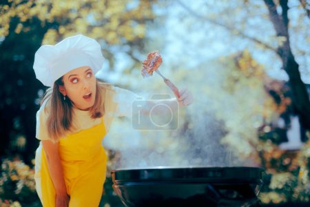 Téléchargez les photos : Stressé cuisinier non qualifié essayant de retourner la viande sur un gril - en image libre de droit