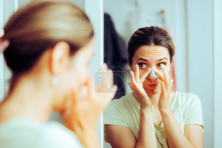 Téléchargez les photos : Femme utilisant une bande nasale de pore nettoyant en profondeur pour les points noirs - en image libre de droit