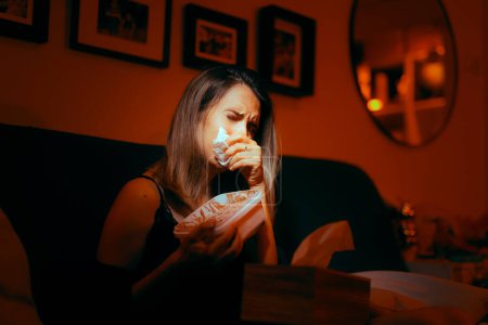 Foto de Deprimida mujer estrés comiendo helado y llorando - Imagen libre de derechos