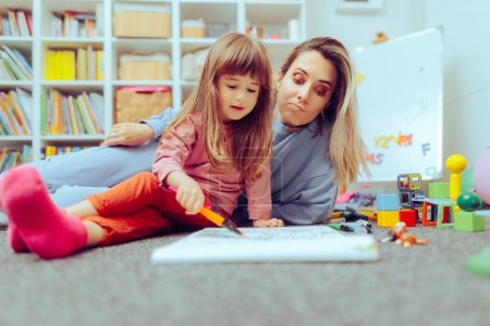 Téléchargez les photos : Maman ennuyée supervisant son dessin de fille à la maison - en image libre de droit