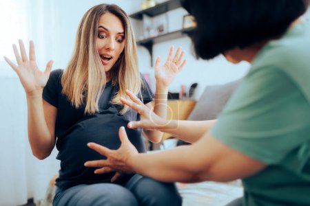 Supersticiosa embarazada sintiéndose incómoda siendo tocada 