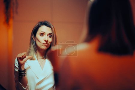 Téléchargez les photos : Vain femme pointant vers elle-même regardant dans le miroir - en image libre de droit