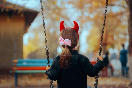 Foto de Travieso desobediente niño pequeño usando cuernos del diablo jugando solo - Imagen libre de derechos