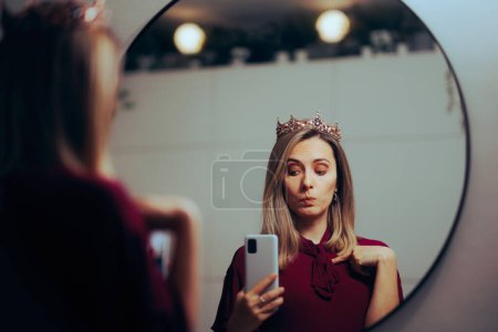 Téléchargez les photos : Drôle égocentrique dame prise égoïste dans le miroir - en image libre de droit
