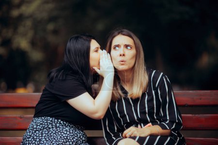 Mädchen flüstert Gerüchten zu ihrem neugierig überraschten Freund 