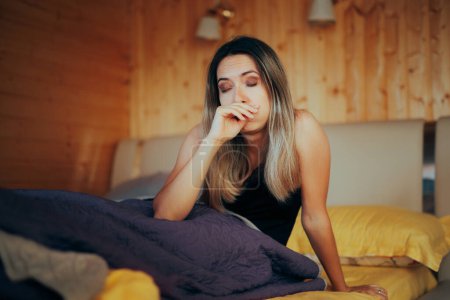 Téléchargez les photos : Femme se sentant malade le matin après le réveil - en image libre de droit