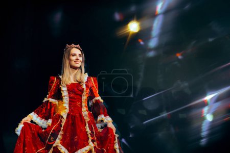 Téléchargez les photos : Belle actrice portant une robe princesse saluant le public - en image libre de droit