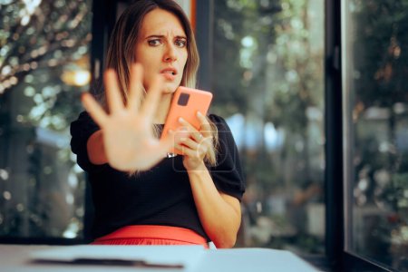 Téléchargez les photos : Femme vérifiant son téléphone demandant la confidentialité de ses données personnelles - en image libre de droit