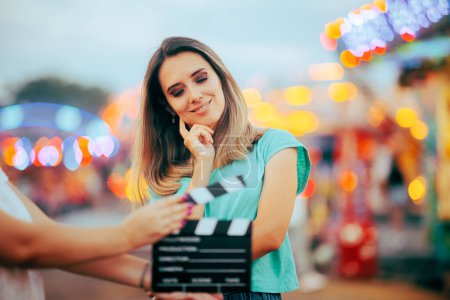 Foto de Sonriente actriz comercial o modelo filmando una película al aire libre - Imagen libre de derechos