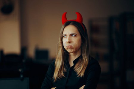 Téléchargez les photos : Bureau Femme Portant Halloween Diable Cornes se sentant frustré et stressé - en image libre de droit