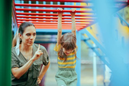 Mutter verbietet ihrem Kind, auf gefährliche Spielgeräte zu klettern 