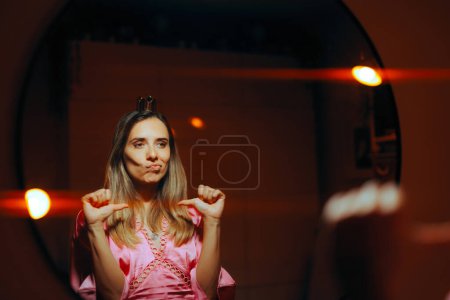 Foto de Mujer Vain Confident Mirándose en el Espejo Sentirse importante - Imagen libre de derechos