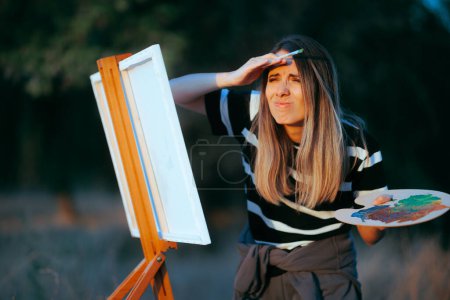 Mujer entrecerrando los ojos No ver a distancia tratando de pintar