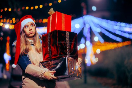 Foto de Mujer de Navidad cansada sosteniendo una gran pila de cajas de regalo - Imagen libre de derechos