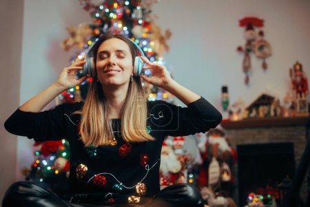 Glückliche Frau hört zu Hause Weihnachtslieder