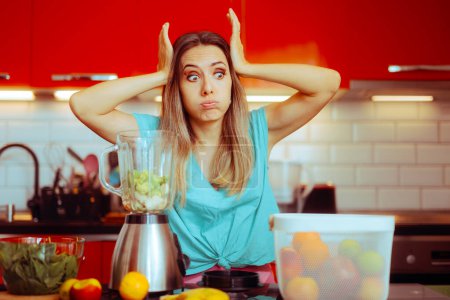 Foto de Mujer estresada tratando de hacer una comida saludable en casa - Imagen libre de derechos