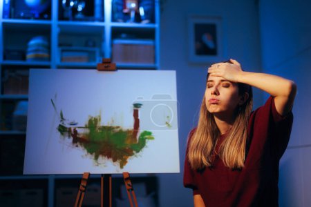 Téléchargez les photos : Peintre malheureux femme essayant de faire abstrait art à la maison - en image libre de droit